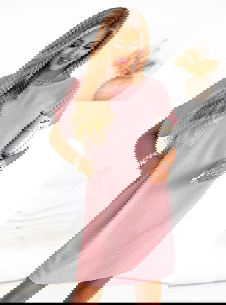 Sukienka oversize z krótkim rękawem...