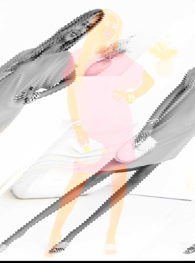 Sukienka oversize z krótkim rękawem...