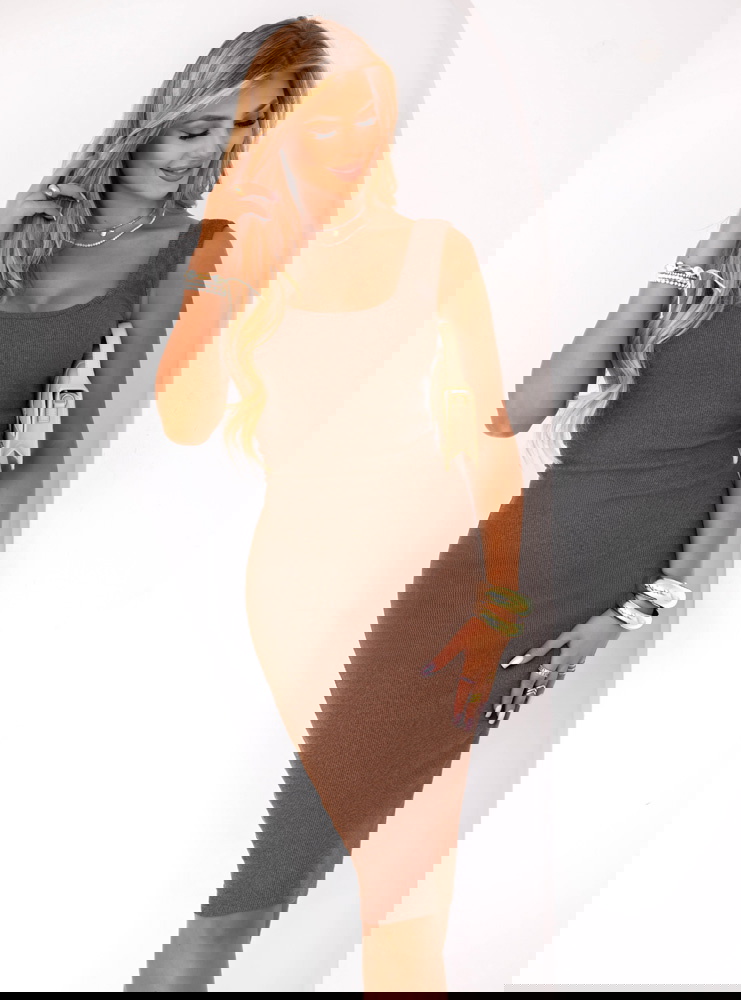 Prążkowana sukienka midi na...