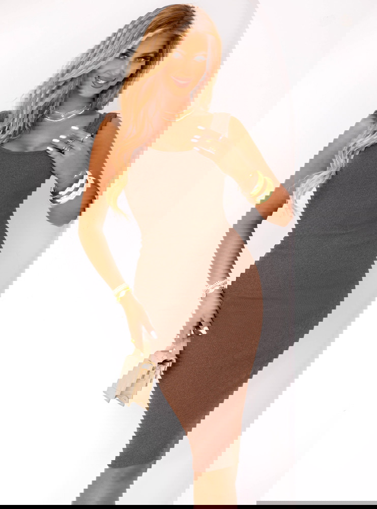 Prążkowana sukienka midi na...