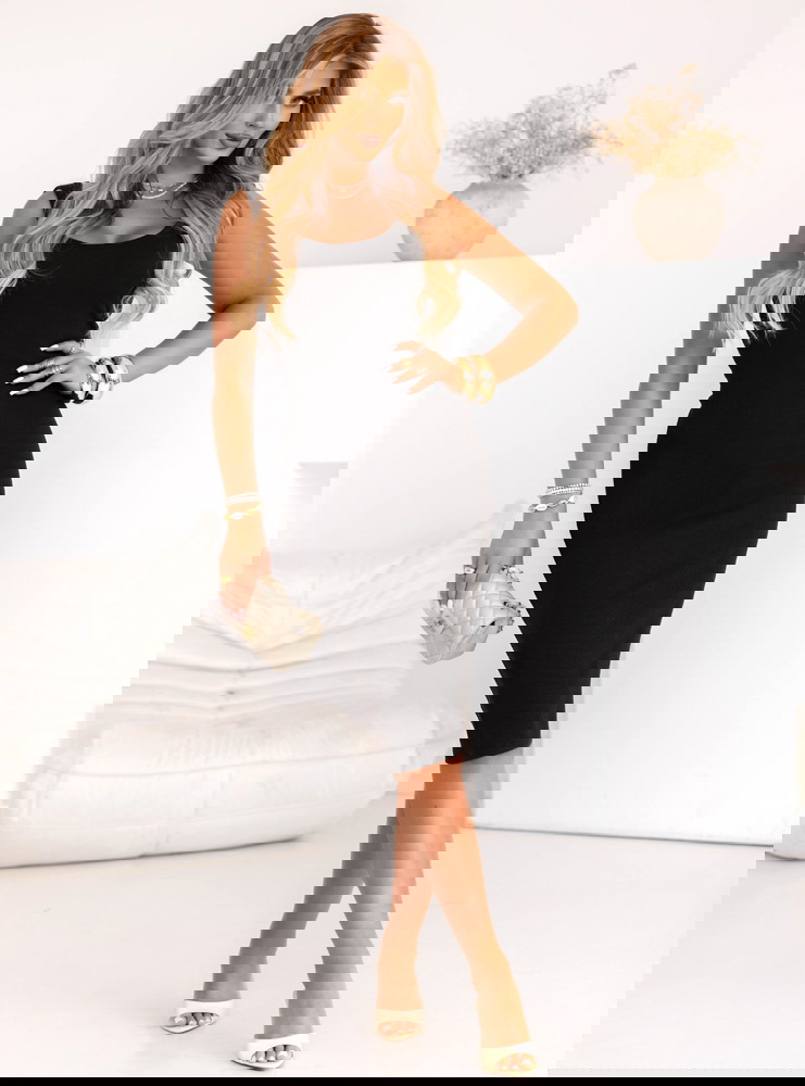 Czarna prążkowana sukienka midi na...