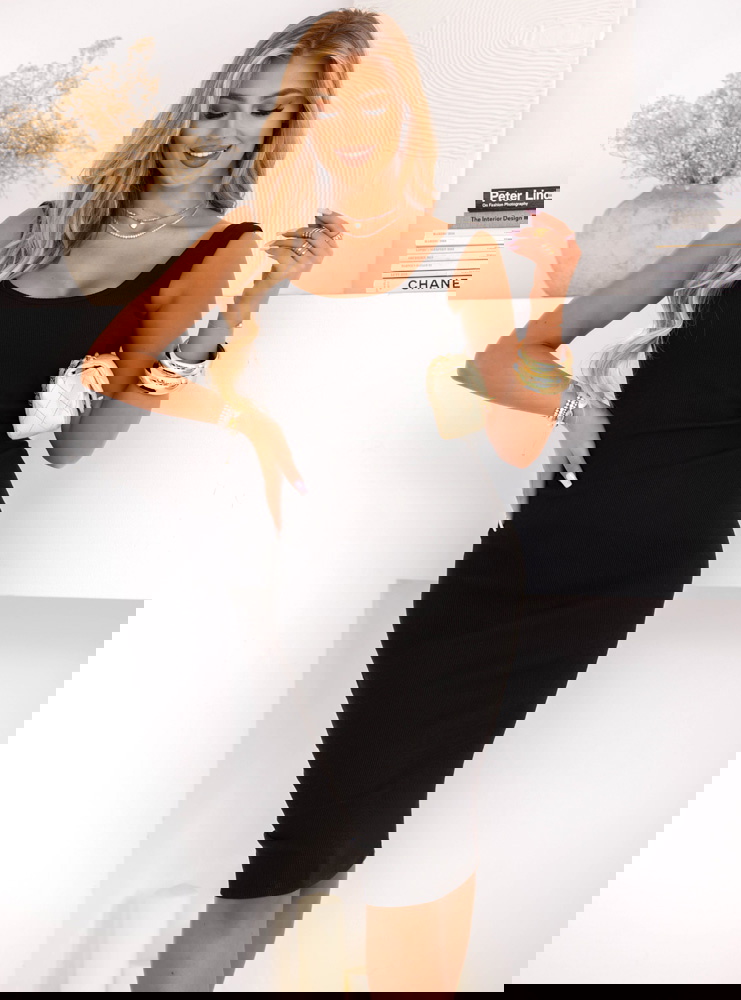 Czarna prążkowana sukienka midi na...