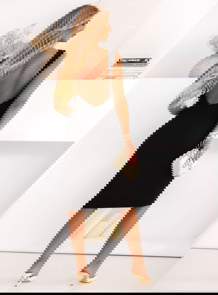 Czarna prążkowana sukienka midi na...