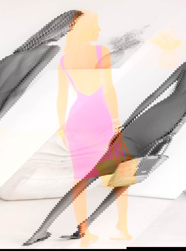 Prążkowana sukienka midi na...