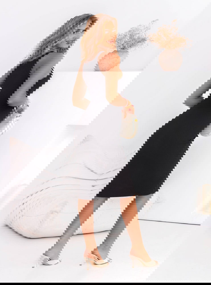 Czarna dopasowana prążkowana sukienka...