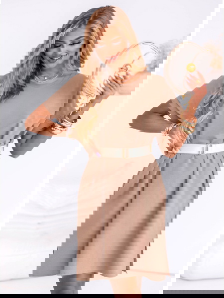 Sukienka z ozdobnym paskiem...