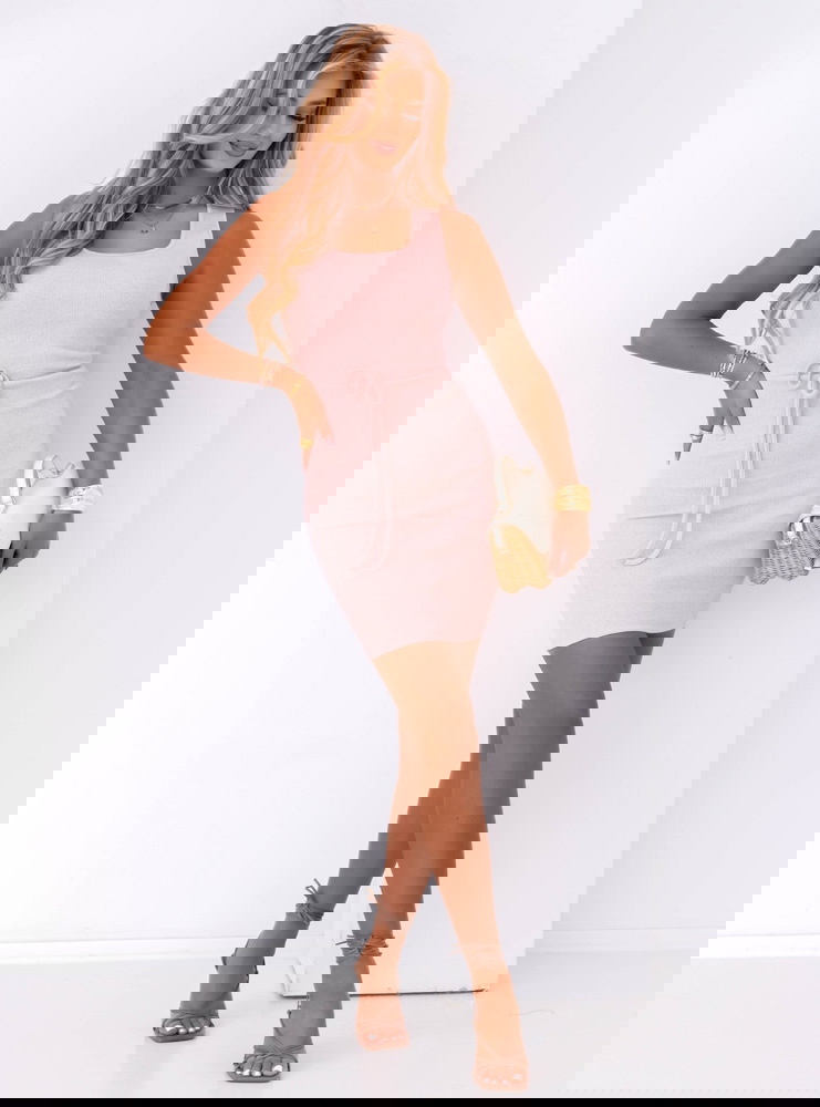 Pudrowa prążkowana sukienka na...