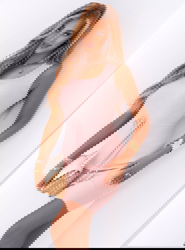 Pudrowa prążkowana sukienka na...