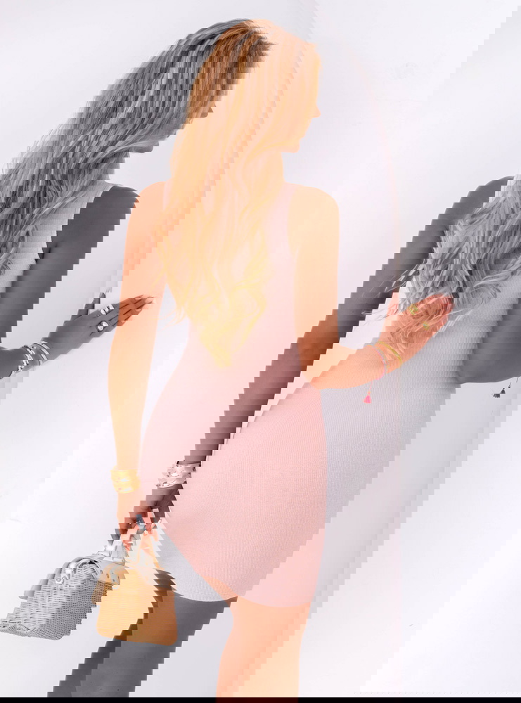 Pudrowa prążkowana sukienka na...