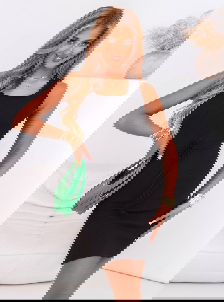 Czarna prążkowana sukienka na...