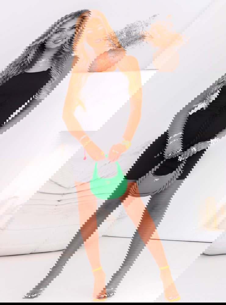 Czarna prążkowana sukienka na...