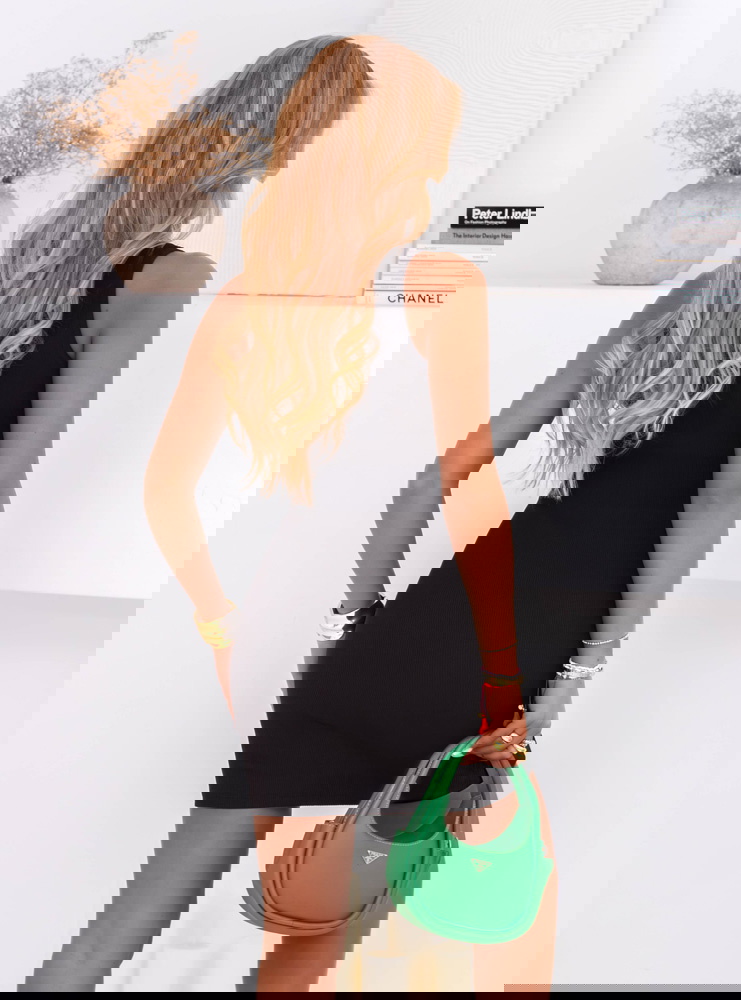 Czarna prążkowana sukienka na...