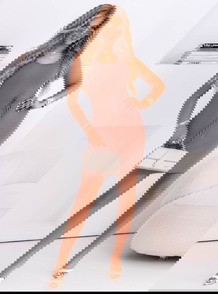 Prążkowana sukienka na ramiączkach...