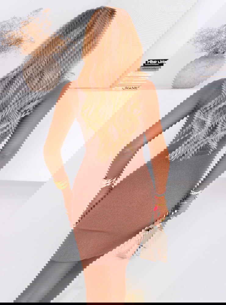 Prążkowana sukienka na ramiączkach...