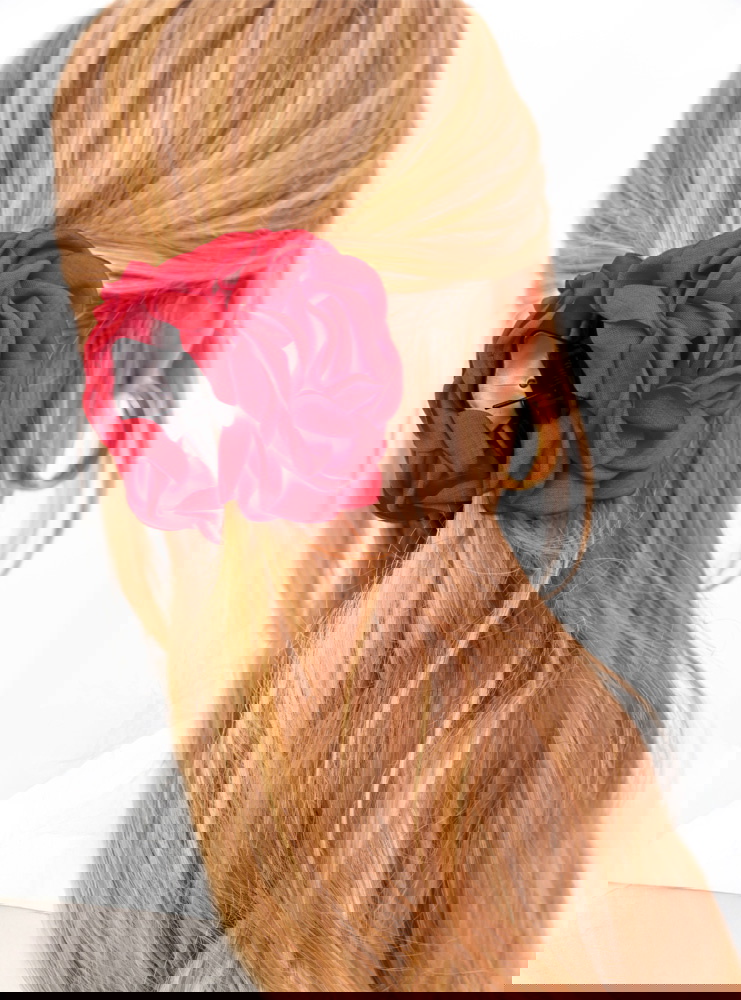 Malinowa klamra w kształcie róży...