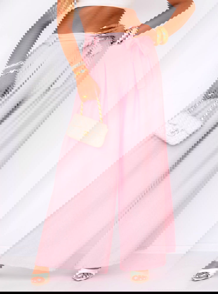 Pudrowe szerokie spodnie z paskiem...