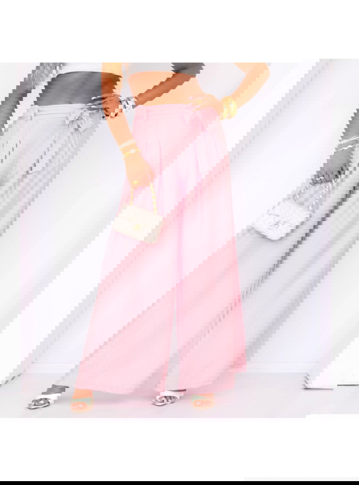 Pudrowe szerokie spodnie z paskiem...