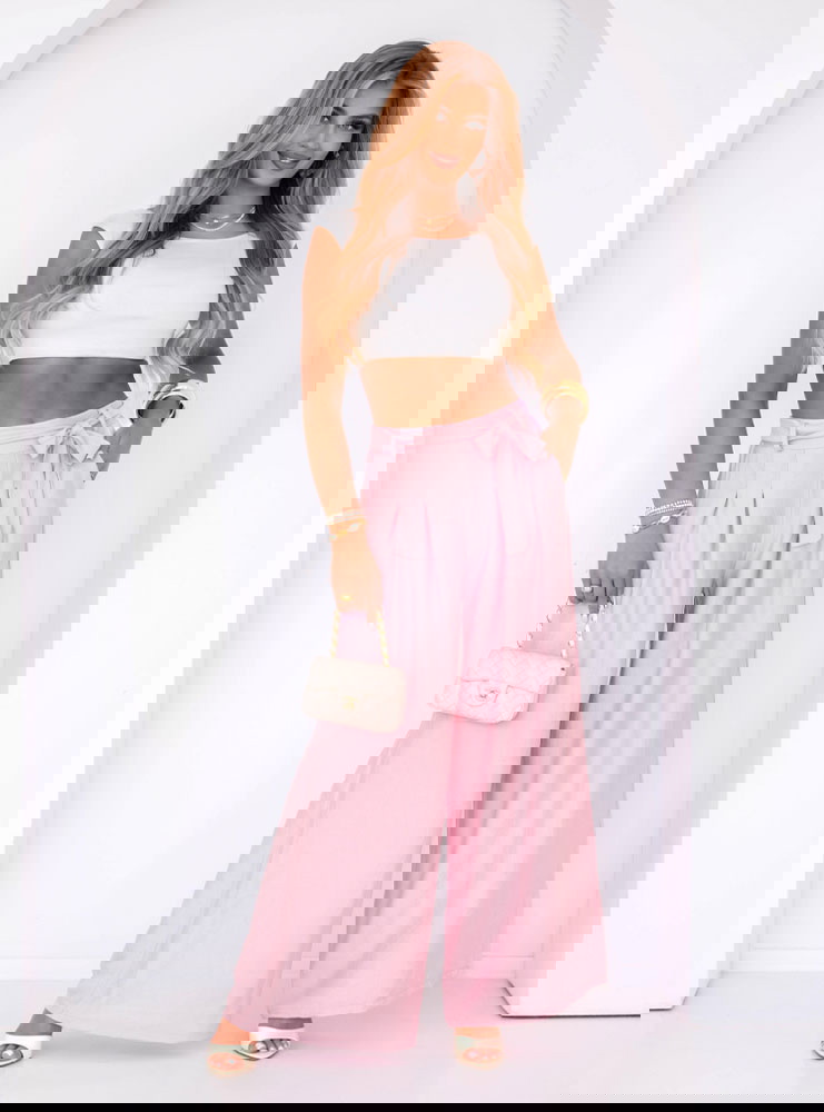 Pudrowe szerokie spodnie z paskiem...