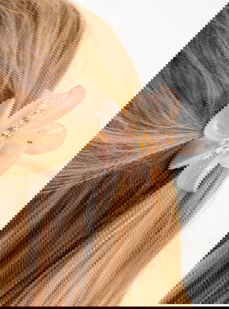 Brzoskwiniowa klamra do włosów w...