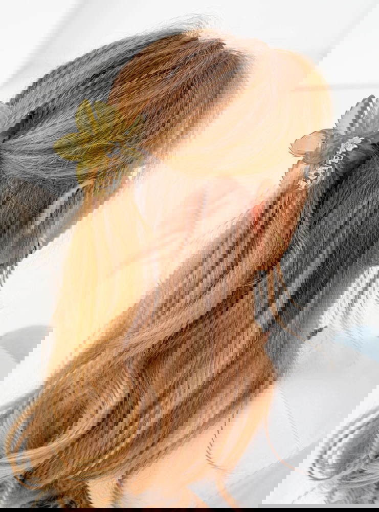 Oliwkowa klamra do włosów w kształcie...