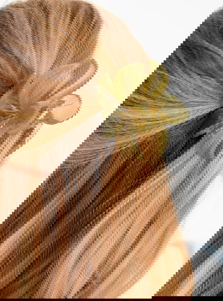 Oliwkowa klamra do włosów w kształcie...