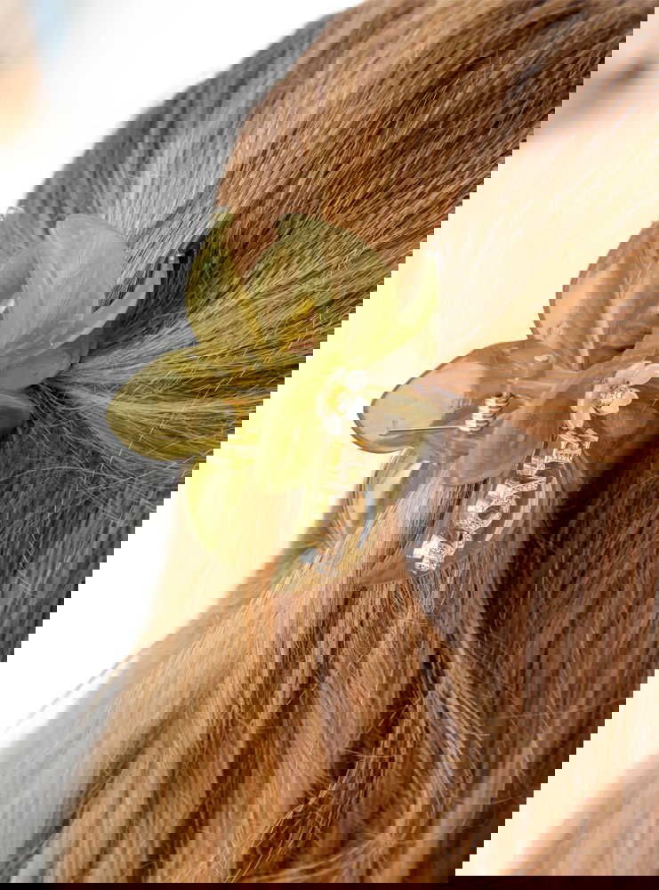 Oliwkowa klamra do włosów w kształcie...