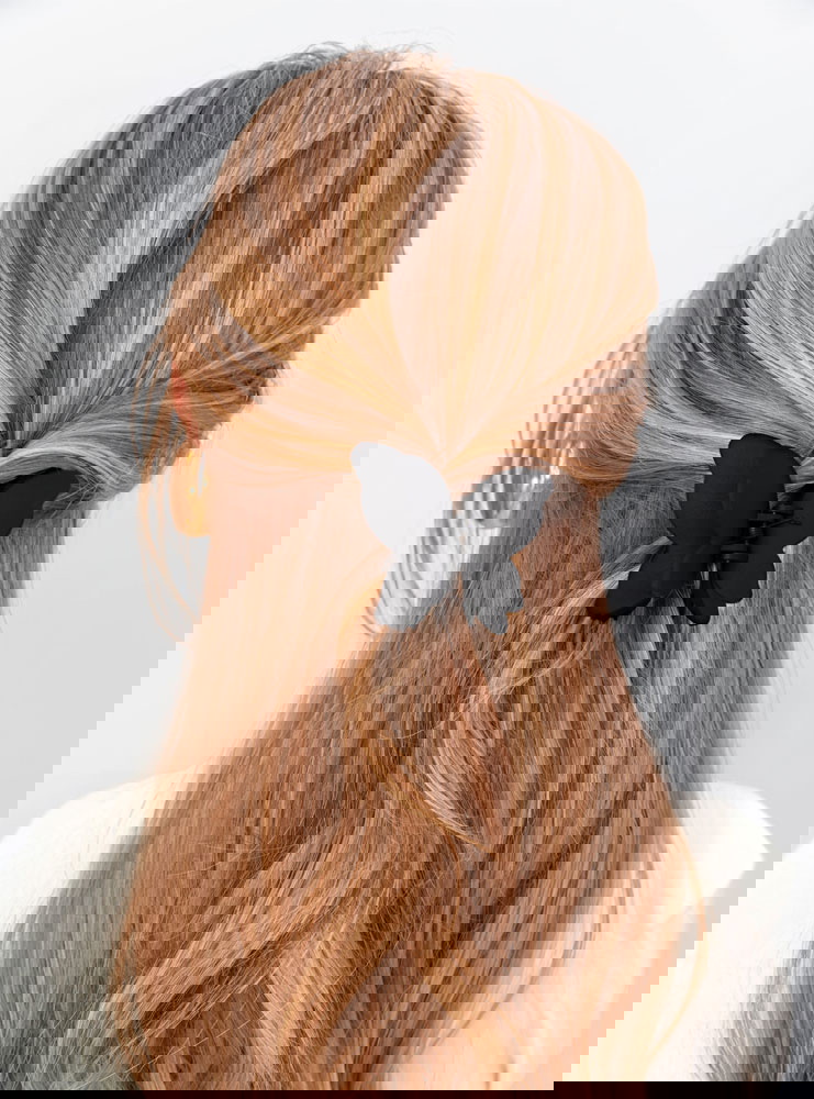 Czarna klamra w kształcie motylka Kaycea