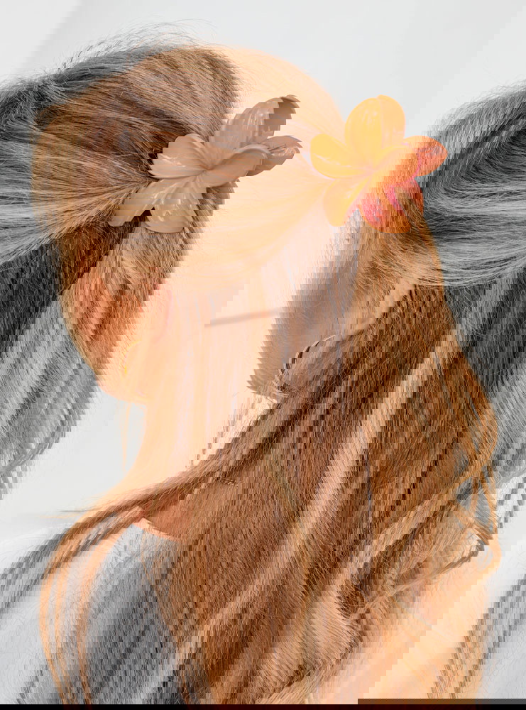 Pomarańczowa klamra w kształcie...