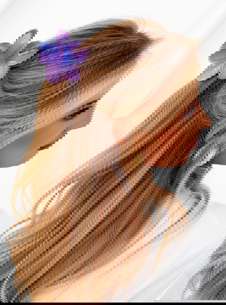 Liliowa klamra w kształcie kwiatka...