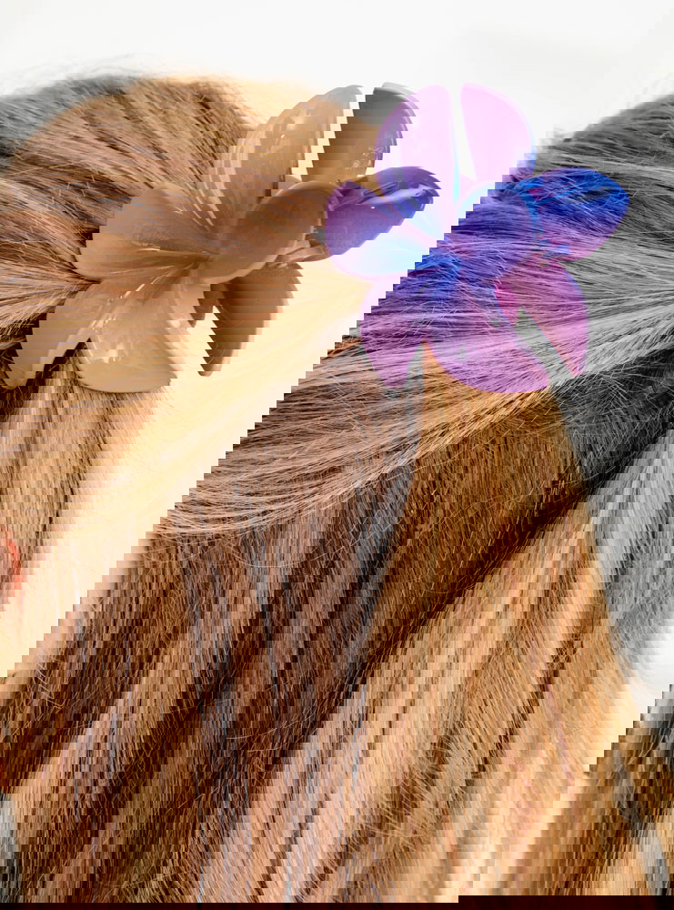 Liliowa klamra w kształcie kwiatka...