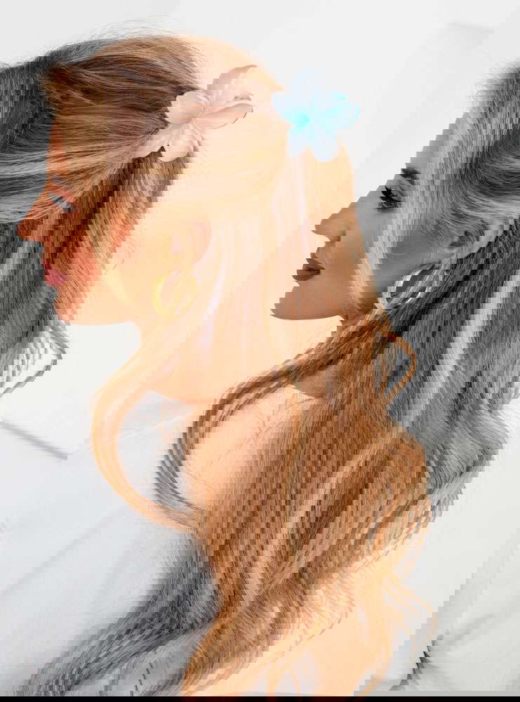 Błękitna klamra w kształcie kwiatka...