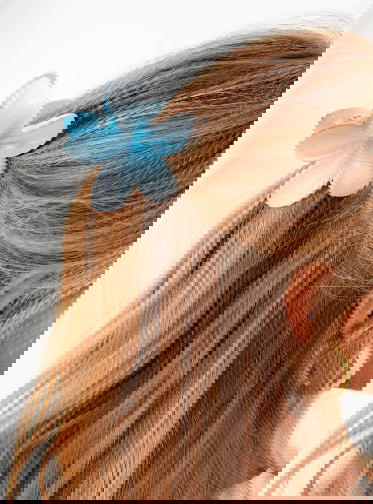 Błękitna klamra w kształcie kwiatka...