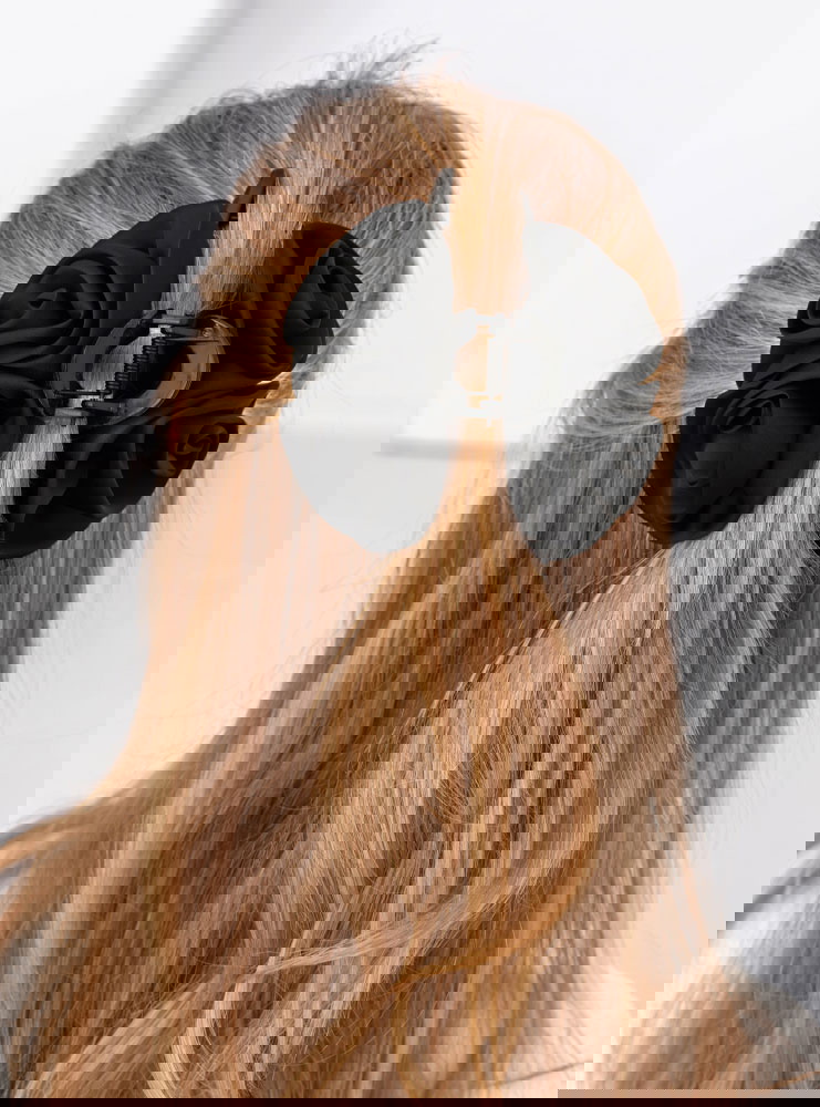 Czarna klamra do włosów z różyczkami...