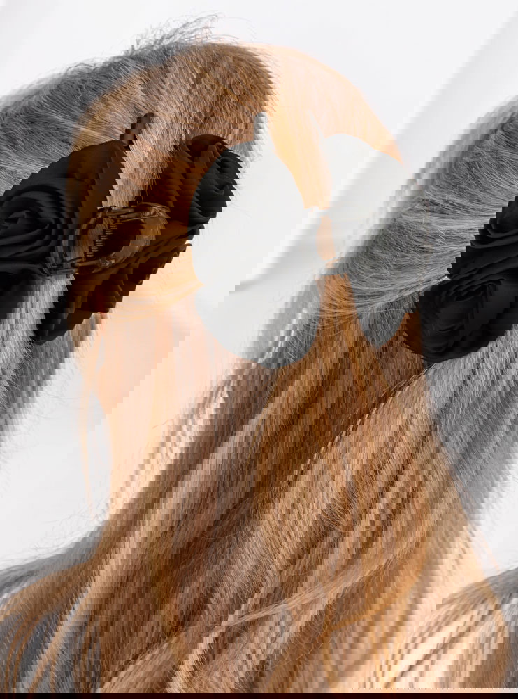 Czarna klamra do włosów z różyczkami...