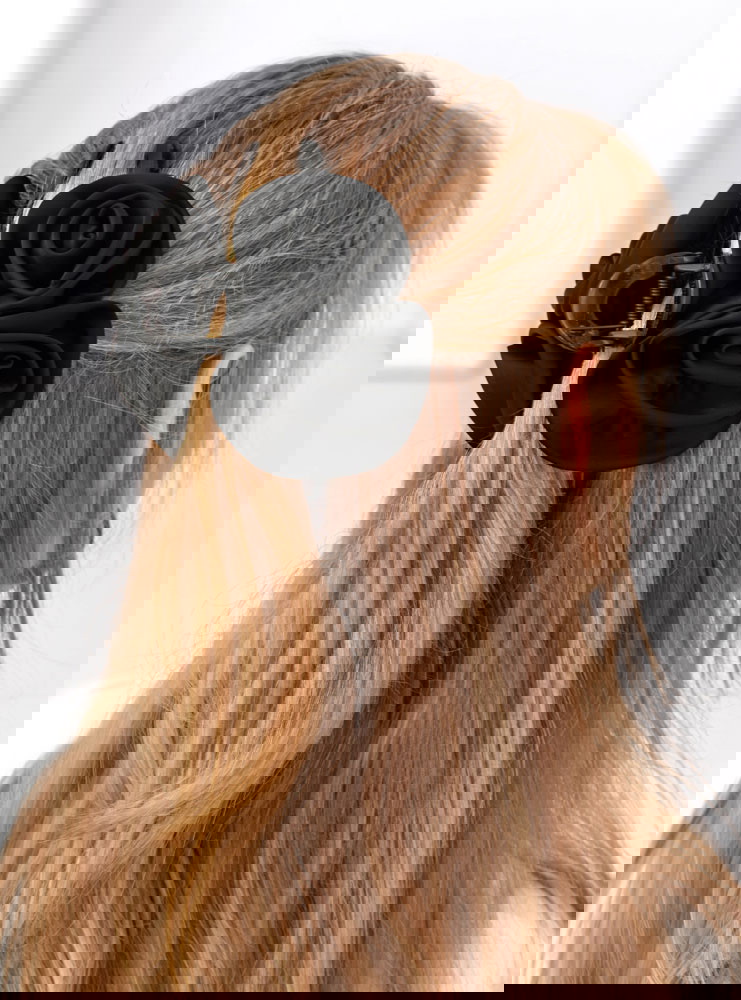 Czarna klamra do włosów z różyczkami...