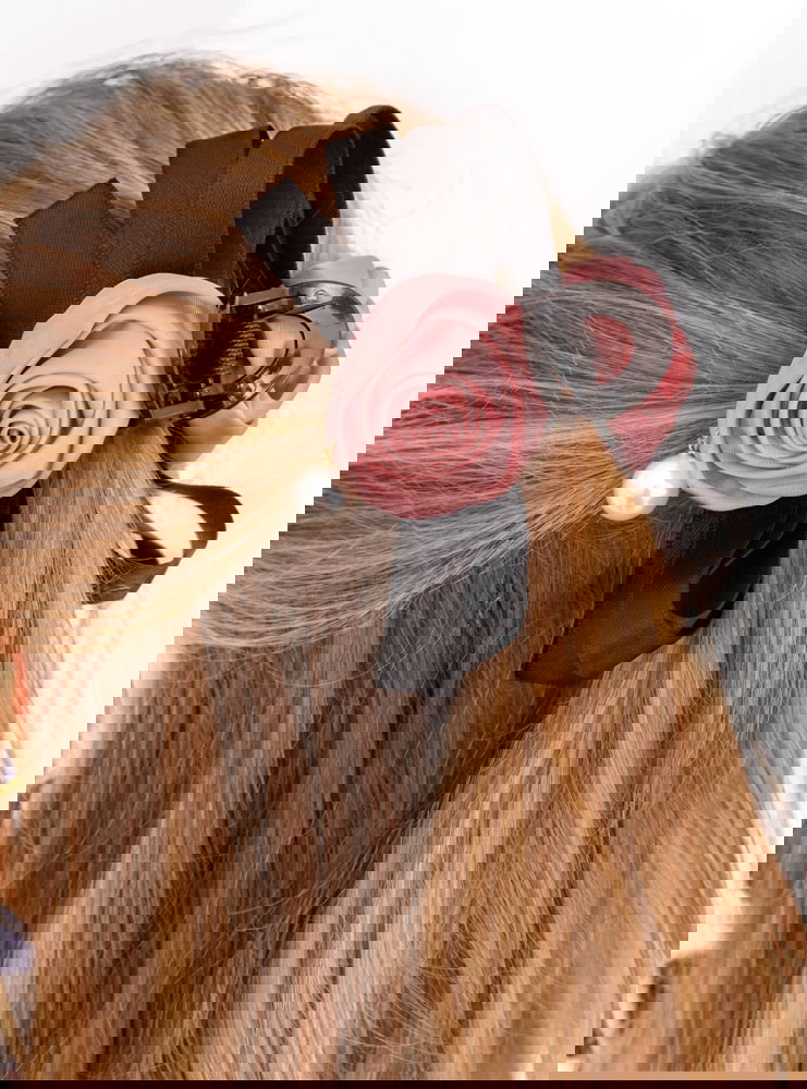 Klamra do włosów z różyczkami Allisyn...