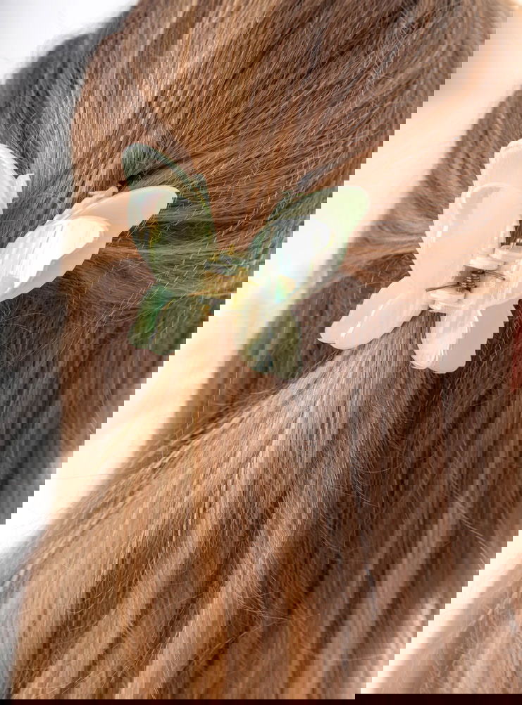 Beżowa klamra do włosów w kształcie...