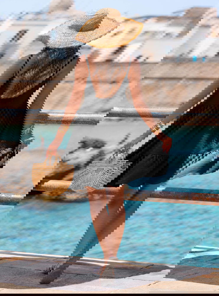 Czarna rozkloszowana sukienka na...