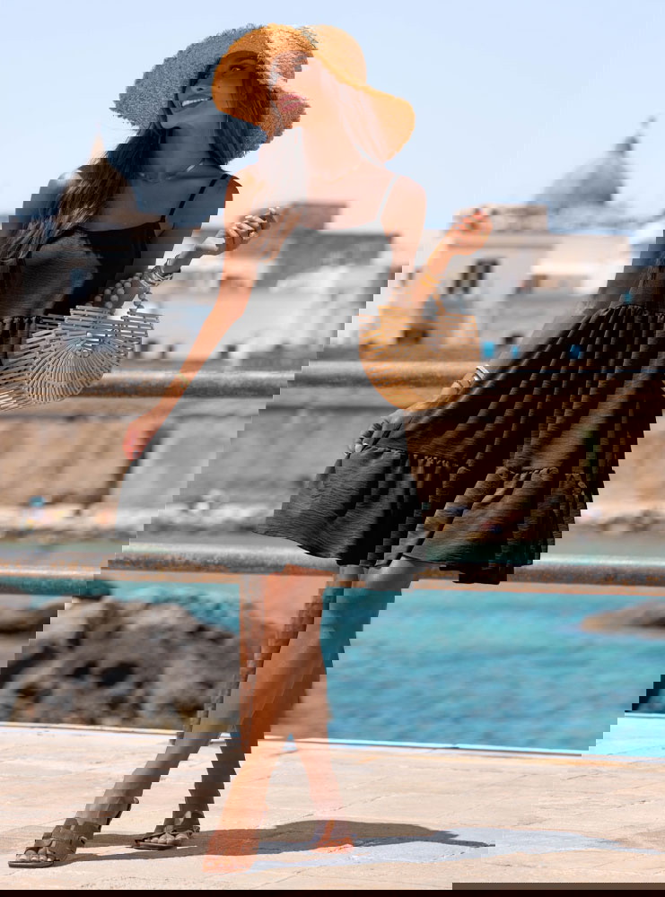 Czarna rozkloszowana sukienka na...