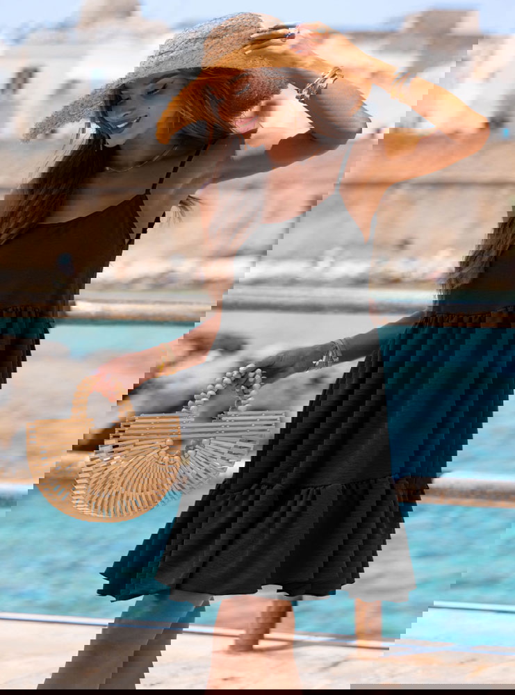 Czarna rozkloszowana sukienka na...