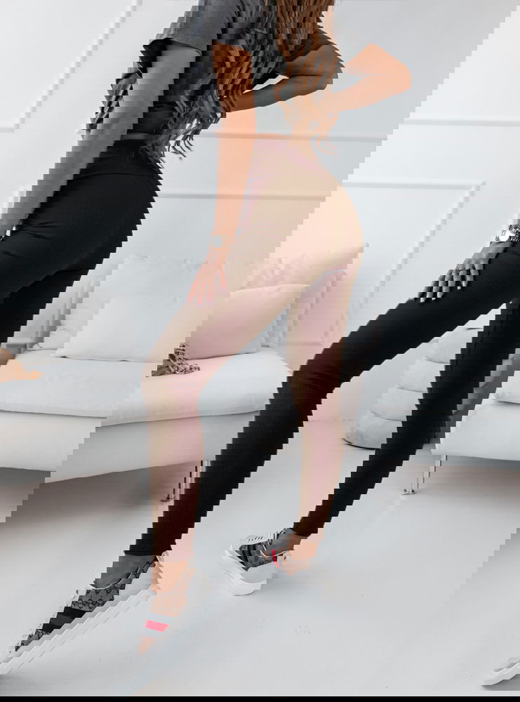 Czekoladowe prążkowane legginsy Stesha