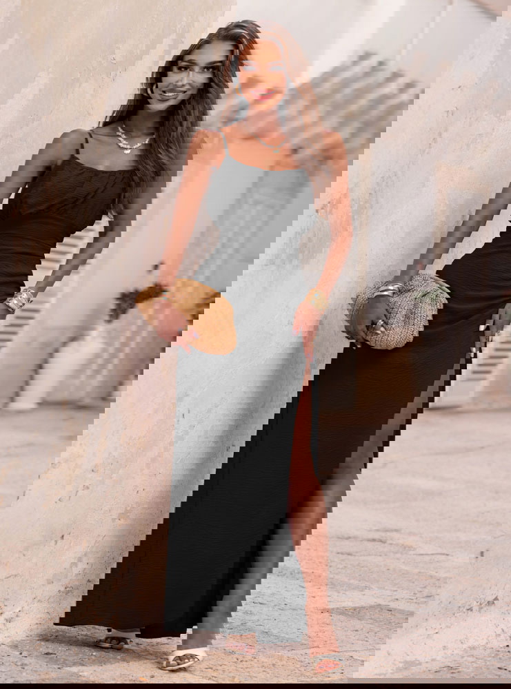 Czarna długa sukienka na ramiączkach...