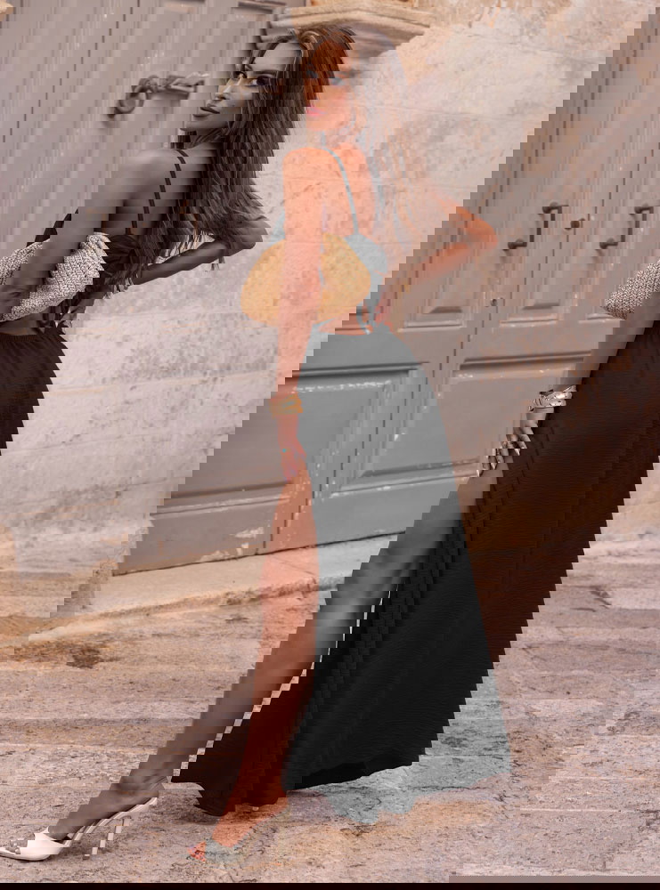 Czarna długa sukienka na ramiączkach...