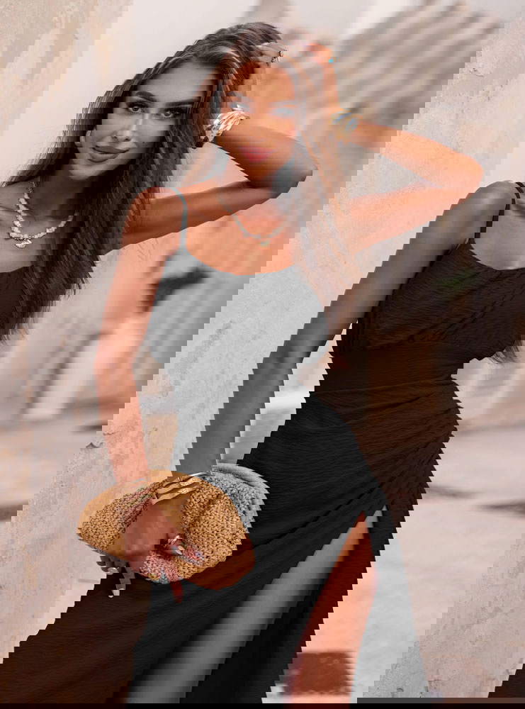 Czarna długa sukienka na ramiączkach...