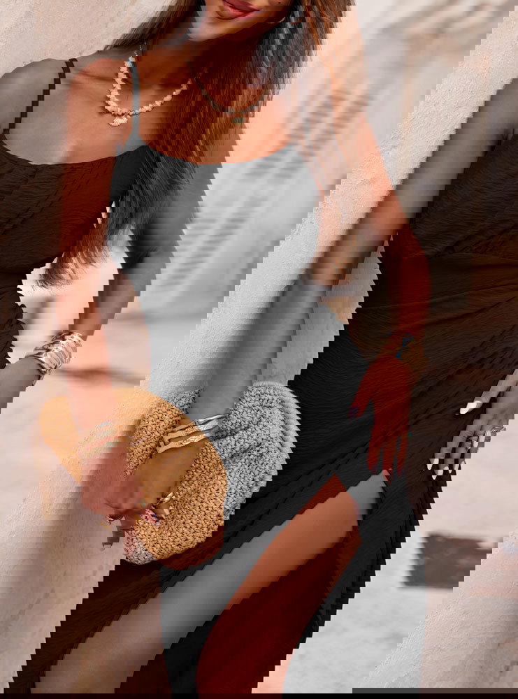 Czarna długa sukienka na ramiączkach...