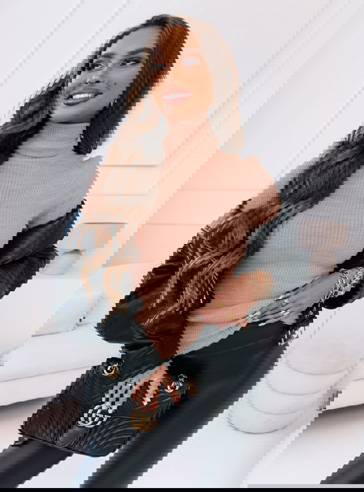 Pudrowy sweter z golfem i długimi...