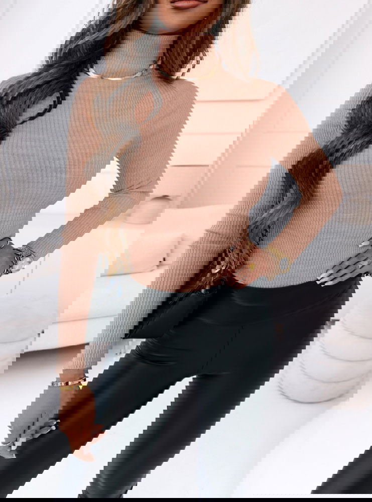 Pudrowy sweter z golfem i długimi...