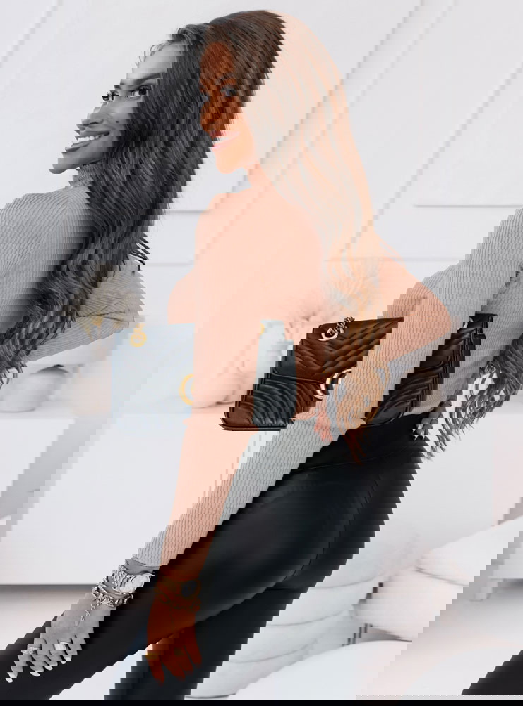 Pudrowy sweter z golfem i długimi...