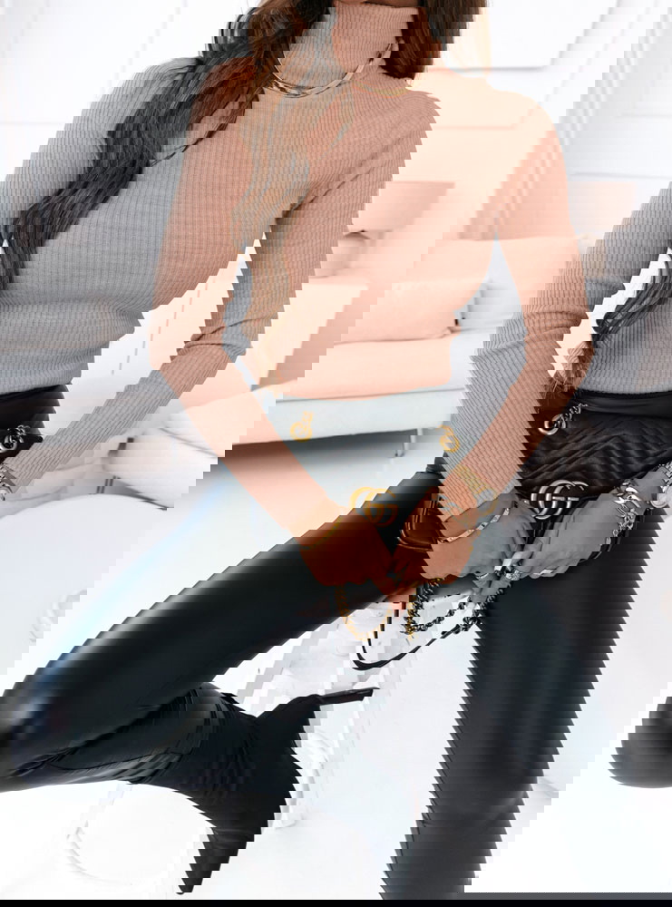 Pudrowy sweter z golfem i długimi...