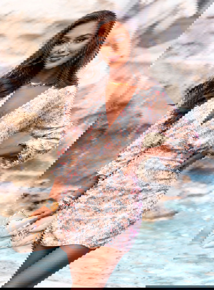 Wzorzysta sukienka z przekładanym...